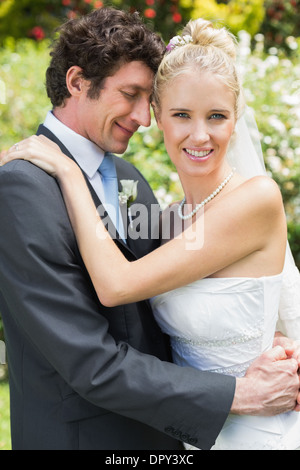 Romantische attraktive Brautpaar umarmen einander Stockfoto