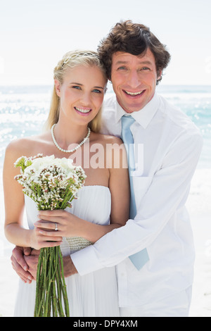 Glückliches Paar am Tag ihrer Hochzeit in die Kamera Lächeln Stockfoto