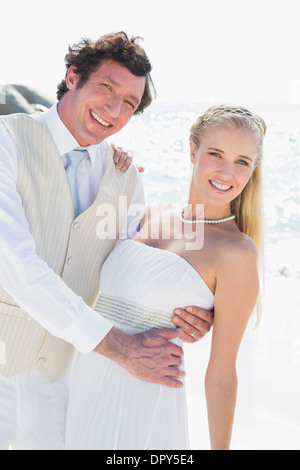 Bräutigam eintauchen seiner lächelnden Frau beim Tanzen, Blick in die Kamera Stockfoto