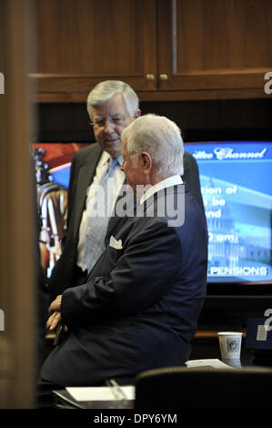 8. Januar 2009 - Washington, District Of Columbia, USA - Senator TED KENNEDY, D -MA, Recht, spricht mit Senator MIKE ENZI vor Vorsitz eine Anhörung der Senat Gesundheit, Bildung, Arbeit und Renten Ausschuss für Tom Daschle, gewählter Präsident Obama nominierte, die uns Department of Health And Human Services leiten.  (Kredit-Bild: © Jay Mallin/ZUMA Press) Stockfoto