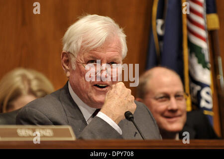 9. Januar 2009 lächelt - Washington, District Of Columbia, USA - Senator TED KENNEDY, D -MA, während ein Senat Anhörung für Hilda Solis, gewählter Präsident Obama nominierte, Kopf der US-Department of Labor. (Kredit-Bild: © Jay Mallin/ZUMA Press) Stockfoto