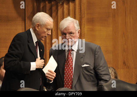 9. Januar 2009 - spricht Washington, District Of Columbia, USA - Senator Orrin Hatch, D -UT, links, mit Sen TED KENNEDY, D -MA, während ein Senat Anhörung für Hilda Solis, gewählter Präsident Obama nominierte, Kopf der US-Department of Labor. (Kredit-Bild: © Jay Mallin/ZUMA Press) Stockfoto