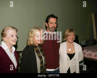 K60962RM. NOEL COWARD '' BLITHE SPIRIT'' PROBE PRESSE KONFERENZ SECOND STAGE THEATER IN NEW YORK CITY 01-30-2009.PHOTOS VON RICK MACKLER ENTFERNUNGSMESSER-GLOBE FOTOS INC. Â © 2009.ANGELA LANSBURY, CHRISTINE EBERSOLE, RUPERT EVERETT und JAYNE ATKINSON (Kredit-Bild: © Rick Mackler/Globe Photos/ZUMAPRESS.com) Stockfoto