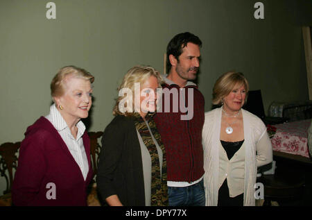 K60962RM. NOEL COWARD '' BLITHE SPIRIT'' PROBE PRESSE KONFERENZ SECOND STAGE THEATER IN NEW YORK CITY 01-30-2009.PHOTOS VON RICK MACKLER ENTFERNUNGSMESSER-GLOBE FOTOS INC. Â © 2009.ANGELA LANSBURY, CHRISTINE EBERSOLE, RUPERT EVERETT und JAYNE ATKINSON (Kredit-Bild: © Rick Mackler/Globe Photos/ZUMAPRESS.com) Stockfoto