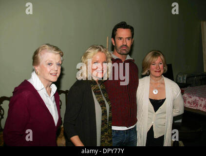 K60962RM. NOEL COWARD '' BLITHE SPIRIT'' PROBE PRESSE KONFERENZ SECOND STAGE THEATER IN NEW YORK CITY 01-30-2009.PHOTOS VON RICK MACKLER ENTFERNUNGSMESSER-GLOBE FOTOS INC. Â © 2009.ANGELA LANSBURY, CHRISTINE EBERSOLE, RUPERT EVERETT und JAYNE ATKINSON (Kredit-Bild: © Rick Mackler/Globe Photos/ZUMAPRESS.com) Stockfoto