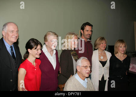 K60962RM. NOEL COWARD '' BLITHE SPIRIT'' PROBE PRESSE KONFERENZ SECOND STAGE THEATER IN NEW YORK CITY 01-30-2009.PHOTOS VON RICK MACKLER ENTFERNUNGSMESSER-GLOBE FOTOS INC. Â © 2009.ANGELA LANSBURY, CHRISTINE EBERSOLE, RUPERT EVERETT und JAYNE ATKINSON mit anderen HEITEREN Stimmung Besetzung (Kredit-Bild: © Rick Mackler/Globe Photos/ZUMAPRESS.com) Stockfoto