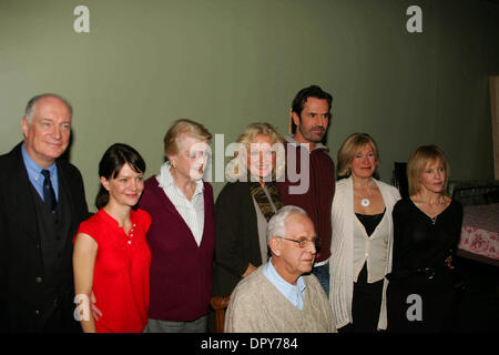 K60962RM. NOEL COWARD '' BLITHE SPIRIT'' PROBE PRESSE KONFERENZ SECOND STAGE THEATER IN NEW YORK CITY 01-30-2009.PHOTOS VON RICK MACKLER ENTFERNUNGSMESSER-GLOBE FOTOS INC. Â © 2009.ANGELA LANSBURY, CHRISTINE EBERSOLE, RUPERT EVERETT und JAYNE ATKINSON mit anderen HEITEREN Stimmung Besetzung (Kredit-Bild: © Rick Mackler/Globe Photos/ZUMAPRESS.com) Stockfoto