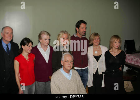 K60962RM. NOEL COWARD '' BLITHE SPIRIT'' PROBE PRESSE KONFERENZ SECOND STAGE THEATER IN NEW YORK CITY 01-30-2009.PHOTOS VON RICK MACKLER ENTFERNUNGSMESSER-GLOBE FOTOS INC. Â © 2009.ANGELA LANSBURY, CHRISTINE EBERSOLE, RUPERT EVERETT und JAYNE ATKINSON mit anderen HEITEREN Stimmung Besetzung (Kredit-Bild: © Rick Mackler/Globe Photos/ZUMAPRESS.com) Stockfoto