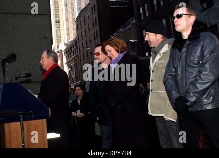 U2, NEW YORKS BÜRGERMEISTER MICHAEL BLOOMBERG UND NEW YORK CITY COUNCIL LAUTSPRECHER, CHRISTINE QUINN UMBENENNEN WEST 53RD STREET U2 WEG. BROADWAY, NEW YORK CITY 03-03-2009.PHOTO VON RICK MACKLER ENTFERNUNGSMESSER/GLOBE FOTOS INC. Â © 2009.NEW YORKER BÜRGERMEISTER MICHAEL BLOOMBERG UND NEW YORKER STADTRAT SPRECHER, CHRISTINE QUINN UND U2. K61283RM (Kredit-Bild: © Rick Mackler/Globe Photos/ZUMAPRESS.com) Stockfoto