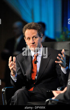 23. März 2009 spricht - Washington, DC, USA - TIMOTHY GEITHNER, US-Finanzminister, während einer Wall Street Journal "Future of Finanzinitiative" Konferenz in Washington, D.C., am Montag, 23. März 2009. (Kredit-Bild: © Jay Mallin/ZUMA Press) Stockfoto