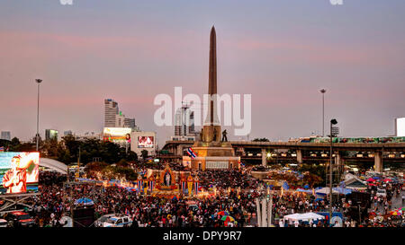 Bangkok, Thailand. 16. Januar 2014. Am frühen Abend Szene am Siegesdenkmal Protest Website. Zehntausende Demonstranten haben gestört Verkehr an wichtigen Kreuzungen und marschierte auf Regierungsgebäude in großen und hektischen Hauptstadt Thailands in dieser Woche. Die Proteste, genannt "Bangkok Herunterfahren," hatte Montag, den 13. Januar ohne ernsthafte Zwischenfälle begonnen. Bildnachweis: Igor Prahin/Alamy Live-Nachrichten Stockfoto