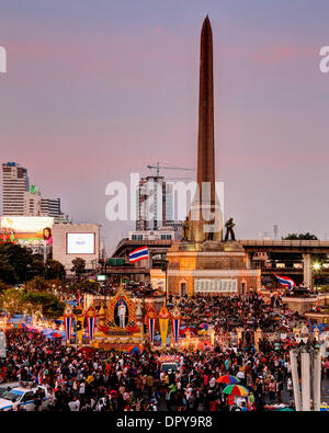 Bangkok, Thailand. 16. Januar 2014. Am frühen Abend Szene am Siegesdenkmal Protest Website. Zehntausende Demonstranten haben gestört Verkehr an wichtigen Kreuzungen und marschierte auf Regierungsgebäude in großen und hektischen Hauptstadt Thailands in dieser Woche. Die Proteste, genannt "Bangkok Herunterfahren," hatte Montag, den 13. Januar ohne ernsthafte Zwischenfälle begonnen. Bildnachweis: Igor Prahin/Alamy Live-Nachrichten Stockfoto