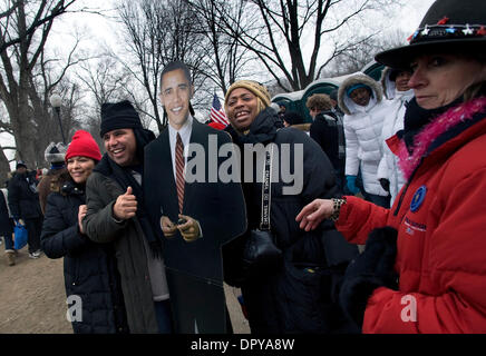 18. Januar 2009 - Washington, District Of Columbia, USA - Einweihung am Wochenende Teilnehmer haben sich fotografieren mit einem Ausschnitt von Obama während der We Are One: The Obama Inaugural Celebration Concert am Sonntag vor dem Einweihungstag. (Kredit-Bild: © Pete Marovich/ZUMA Press) Stockfoto