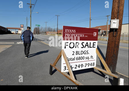 9. Februar 2009 - Lexington, North Carolina, USA - '' die Rezession hat uns schwer getroffen, Unternehmen schließen wohin man sieht. Ich denke, diese Stadt liegt im sterben einen langsamen Tod '' Frank Jones, ein langjähriger Bewohner sagte. Die Möbel Industriestadt ist seit fünf Jahren in stetigen Einbruch und jetzt hat eine der höchsten Arbeitslosenquoten in den Staat.  (Kredit-Bild: © Robin Nels Stockfoto