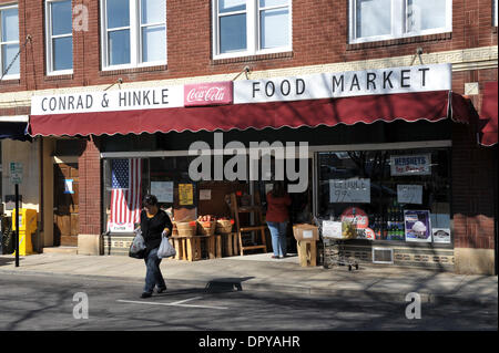 9. Februar 2009 - Lexington, North Carolina, USA - '' Es ist schwer, diese Stadt so sehr verletzt zu sehen. Wir sind seit fünf Jahren in einem Abschwung, und der Rest des Landes, woher wir kommen, holt '' sagt Hinkle, betreibt ein kleines Lebensmittelgeschäft, das von seinem Großvater vor 80 Jahren begann. '' Wir wollen alle nur hängen,'' sagte er.  (Kredit-Bild: © Robin Nelson/ZUMA Press) Stockfoto