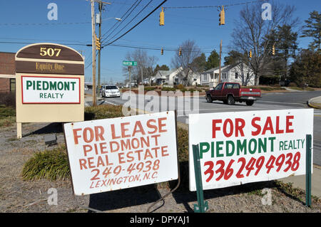 9. Februar 2009 - Lexington, North Carolina, USA - lokale Realty Company nun aus dem Geschäft als Stadt rutschen weiter in die Rezession. Ausländerabteilung der Wirtschaft hat in den letzten Jahren stetig sinkende gewesen und jetzt hat der Staat die höchsten Arbeitslosenzahlen. (Kredit-Bild: © Robin Nelson/ZUMA Press) Stockfoto