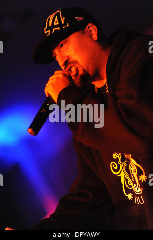 21. Februar 2009 - Hollywood, Kalifornien, USA - Musiker Rapper B REAL erklingt in der CD-Release-Party für sein neuestes Album mit dem Titel "Smoke N Mirrors" vor einem vollen Haus von Freunden und Fans im sozialen Hollywood in Hollywood. B-Real sammelte Notriety als Lead-Rapper der Hip-Hop-Band Cypress Hill.  Cypress Hill-Mitglied und Pal, Sen Dog, trat B Real auf der Bühne. (Kredit-Bild: © S Stockfoto