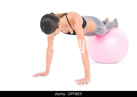 Fit Woman doing Push ups auf Fitness-Ball Stockfoto