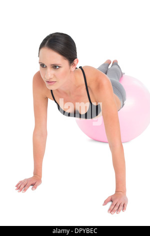 In voller Länge einer Fit Frau tun Push ups auf Fitness-Ball Stockfoto