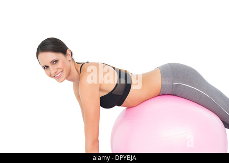 Seite Ansicht Porträt einer Fit Frau stretching auf Fitness-ball Stockfoto