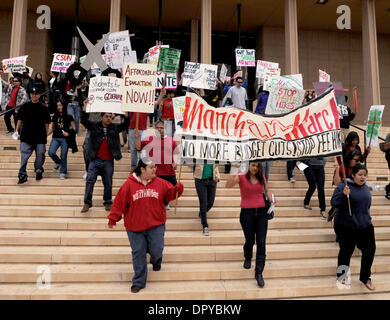 11. März 2009 März - Northridge, Kalifornien, USA - Studenten die vorderen Stufen der Oviat Bibliothek an der California State University Northridge während Budgetkürzungen zu protestieren. Northridge, CA 11.03.2009. (Kredit-Bild: © John McCoy / Los Angeles Daily News/ZUMA Press) Einschränkungen: * USA Boulevardpresse Rechte heraus * Stockfoto