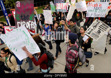 11. März 2009 März - Northridge, Kalifornien, USA - Studenten an der California State University Northridge auf dem Campus aus Protest gegen Haushaltskürzungen. Northridge, CA 11.03.2009. (Kredit-Bild: © John McCoy / Los Angeles Daily News/ZUMA Press) Einschränkungen: * USA Boulevardpresse Rechte heraus * Stockfoto