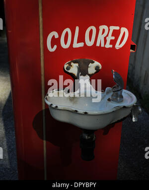 21. März 2009 - Stone Mountain, Georgia, USA - Coca-Cola-Automaten von Ende der 50er Jahre, modifiziert von seinem ländlichen Georgia-Besitzer mit dem Zusatz einer Wasserfontäne, die speziell für die "farbigen" Personen und weiß markiert. (Kredit-Bild: © Robin Nelson/ZUMA Press) Stockfoto