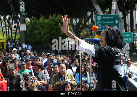 4. April 2009 - Los Angeles, Kalifornien, USA - 11. jährliche Cesar Chavez gehen und Kundgebung zum Gedenken an das Leben und Vermächtnis und bringen die Aufmerksamkeit auf die UWF, United Farm Workers of America. Das Ziel des Marsches war Bewusstsein junger Menschen über Chavez es Nachrichten von Gewaltlosigkeit, soziale Gerechtigkeit und Dienst am nächsten zu verbreiten. DOLORES HUERTA befasst sich mit die Masse am Anfang o Stockfoto