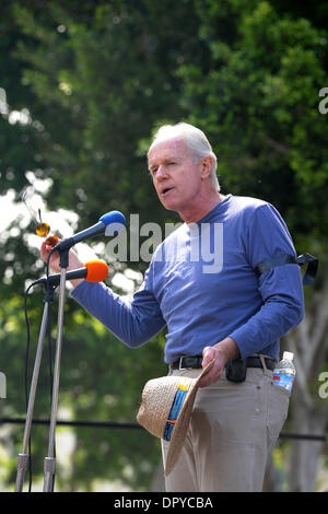 5. April 2009 - richtet Los Angeles, Kalifornien, USA - Schauspieler MIKE FARRELL, sich die Menge vor dem Start der 11. jährliche Cesar Chavez gehen und Kundgebung zum Gedenken an das Leben und Vermächtnis, und bringen die Aufmerksamkeit auf die UWF, United Farm Workers of America. Tausende von Menschen versammelt Samstagmorgen im historischen Olvera Street Teil von Downtown Los Angeles für den Start von der Stockfoto