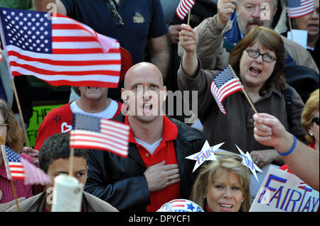 15. April 2009 - Atlanta, Georgia, USA - fast 15.000 Demonstranten versammeln sich am Statehouse in Atlanta im Rahmen des bundesweiten "Tea Party" Proteste von Steuern und Staatsausgaben. Die Kundgebungen wurden nach der ursprünglichen Boston Tea Party genannt. (Kredit-Bild: © Robin Nelson/ZUMA Press) Stockfoto