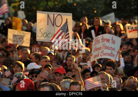 15. April 2009 - Atlanta, Georgia, USA - fast 15.000 Demonstranten versammeln sich am Statehouse in Atlanta im Rahmen des bundesweiten "Tea Party" Proteste von Steuern und Staatsausgaben. Die Kundgebungen wurden nach der ursprünglichen Boston Tea Party genannt. (Kredit-Bild: © Robin Nelson/ZUMA Press) Stockfoto