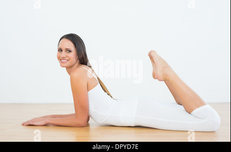 Fit Woman auf Boden liegend in Fitness-studio Stockfoto