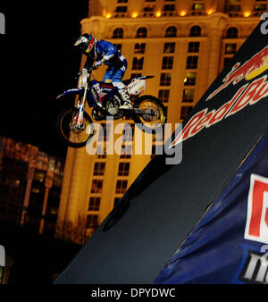 31. Dezember 2008 - Las Vegas, Nevada, USA - Motor cross Dare Devil ROBBIE MADDISON springt erfolgreich den Arc de Triomph im Paris Hotel, dem Sprung ausgestrahlt live auf ESPN für Silvester in Las Vegas, NV. (Kredit-Bild: © gen Blevins / Los Angeles Daily News/ZUMA Press) Einschränkungen: * USA Boulevardpresse Rechte heraus * Stockfoto