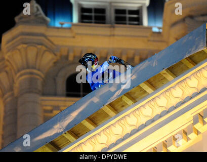 31. Dezember 2008 - Las Vegas, Nevada, USA - Motor cross Dare Devil ROBBIE MADDISON springt erfolgreich den Arc de Triomph im Paris Hotel, dem Sprung ausgestrahlt live auf ESPN für Silvester in Las Vegas, NV. (Kredit-Bild: © gen Blevins / Los Angeles Daily News/ZUMA Press) Einschränkungen: * USA Boulevardpresse Rechte heraus * Stockfoto