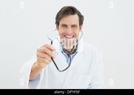 Porträt einer lächelnden männlichen Arzt mit Stethoskop Stockfoto