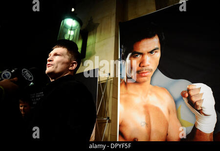31. März 2009 kommt - Hollywood, Kalifornien, USA - britischen Boxer RICKY HATTON während der roten Teppich Veranstaltung Montag Abend für seinen bevorstehenden Kampf mit Manny Pacquiao. Die beiden Boxen Superstars entschied eine Gala-Veranstaltung fördern ihre Mai 2 Showdown in Las Vegas MGM Grand, Filmstars, Mickey Rourke und Mark Wahlberg außerhalb Hollywoods berühmten Roosevelt Hotel in Hollywood CA in den Schatten. Stockfoto