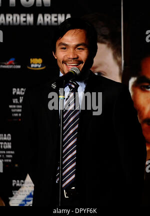 31. März 2009 winkt - Hollywood, Kalifornien, USA - MANNY PACQUAIO Medien Montagabend für seinen bevorstehenden Kampf mit Ricky Hatton. Die beiden Boxen Superstars entschied eine Gala-Veranstaltung, die Förderung ihrer Mai 2 Showdown in Las Vegas MGM Grand, überschatten Filmstars Mickey Rourke und Mark Wahlberg außerhalb Hollywoods berühmt Roosevelt Hotel in Hollywood CA. (Credit-Bild: © Gene Blevins Stockfoto