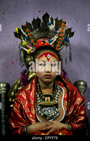 31. März 2009 - Kathmandu, Nepal - Kumari, die lebende Göttin von Nepa, posiert richtiger Name CHANIRA BAJRACHARYA, 13-Year-Old Royal Kumari von Patan, Nepal, in ihrem Meditationsraum, wo sie jeden Besucher segnet. Kumari von Patan ist eines der wichtigsten Kumari in Nepal & wird von Buddhisten und Hindus als eine lebende Göttin verehrt. Der Kumari-Titel wird verschwunden sein, wie sie die Pubertät als sie nähert sich Stockfoto