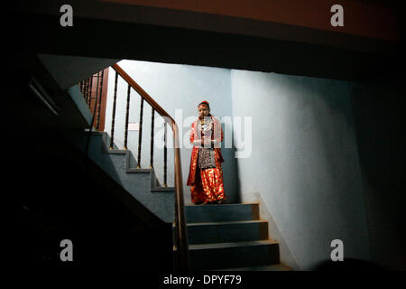 31. März 2009 - Kathmandu, Nepal - Kumari, die lebende Göttin von Nepa, posiert richtiger Name CHANIRA BAJRACHARYA, 13-Year-Old Royal Kumari von Patan, Nepal, in ihrem Meditationsraum, wo sie jeden Besucher segnet. Kumari von Patan ist eines der wichtigsten Kumari in Nepal & wird von Buddhisten und Hindus als eine lebende Göttin verehrt. Der Kumari-Titel wird verschwunden sein, wie sie die Pubertät als sie nähert sich Stockfoto