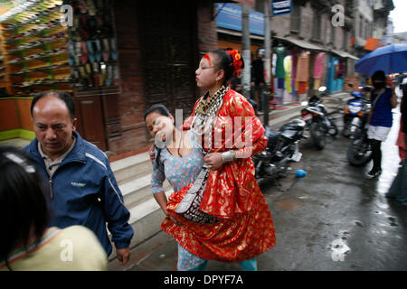 31. März 2009 - Kathmandu, Nepal - Kumari, die lebende Göttin von Nepa, posiert richtiger Name CHANIRA BAJRACHARYA, 13-Year-Old Royal Kumari von Patan, Nepal, in ihrem Meditationsraum, wo sie jeden Besucher segnet. Kumari von Patan ist eines der wichtigsten Kumari in Nepal & wird von Buddhisten und Hindus als eine lebende Göttin verehrt. Der Kumari-Titel wird verschwunden sein, wie sie die Pubertät als sie nähert sich Stockfoto