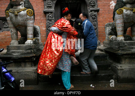 31. März 2009 - Kathmandu, Nepal - Kumari, die lebende Göttin von Nepa, posiert richtiger Name CHANIRA BAJRACHARYA, 13-Year-Old Royal Kumari von Patan, Nepal, in ihrem Meditationsraum, wo sie jeden Besucher segnet. Kumari von Patan ist eines der wichtigsten Kumari in Nepal & wird von Buddhisten und Hindus als eine lebende Göttin verehrt. Der Kumari-Titel wird verschwunden sein, wie sie die Pubertät als sie nähert sich Stockfoto