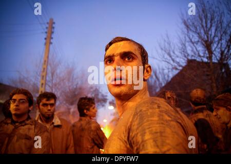 7. Januar 2009 - Khorram Abad, Iran - trauert um ein Schlamm dreinblickenden Mann während der Tag von Ashura.  (Kredit-Bild: © Roshan Norouzi/zReportage.com/ZUMA) Stockfoto