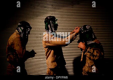 7. Januar 2009 - Khorram Abad, Iran - drei Männer gegenseitig Bandanas zu binden, während der Tag von Ashura.  (Kredit-Bild: © Roshan Norouzi/zReportage.com/ZUMA) Stockfoto