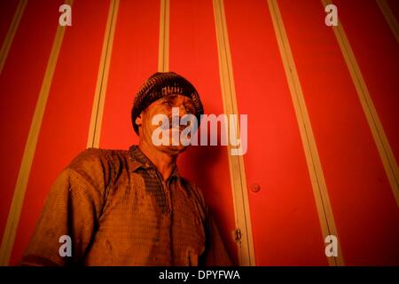 7. Januar 2009 - Khorram Abad, Iran - A Schlamm bedeckt Man vor einer gestreiften Wand während der Tag von Ashura.  (Kredit-Bild: © Roshan Norouzi/zReportage.com/ZUMA) Stockfoto