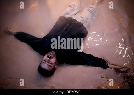 7. Januar 2009 - Khorram Abad, Iran - liegt ein Mann auf dem Rücken im Schlamm während der Tag von Ashura.  (Kredit-Bild: © Roshan Norouzi/zReportage.com/ZUMA) Stockfoto