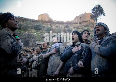 7. Januar 2009 - decken Khorram Abad, Iran - Männer sich im Schlamm zu trauern, die Tötung von Imam Hussain, Enkel des Propheten Mohammed.  (Kredit-Bild: © Roshan Norouzi/zReportage.com/ZUMA) Stockfoto