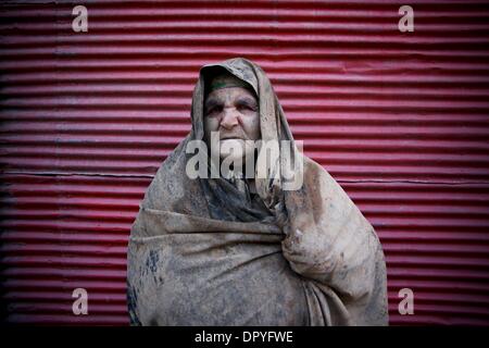 7. Januar 2009 - Khorram Abad, Iran - bedeckt eine alte Frau im Schlamm, während der Tag von Ashura.  (Kredit-Bild: © Roshan Norouzi/zReportage.com/ZUMA) Stockfoto