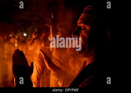 7. Januar 2009 - Khorram Abad, Iran - schließt ein Mann die Augen vor einem Feuer während der Tag von Ashura.  (Kredit-Bild: © Roshan Norouzi/zReportage.com/ZUMA) Stockfoto