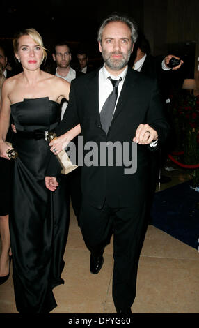 11. Januar 2009 - Beverly Hills, California, USA - Schauspielerin KATE WINSLET & Director SAM MENDES 2009 Golden Globe Awards im Hilton Hotel zu verlassen. (Kredit-Bild: © Lisa O'Connor/ZUMA Press) Stockfoto