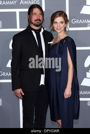 8. Februar 2009 - Los Angeles, Kalifornien, USA - Sänger DAVE GROHL und Frau Jordyn Blum Ankunft in der 51. Annual Grammy Awards im Staples Center statt. (Kredit-Bild: © Lisa O'Connor/ZUMA Press) Stockfoto